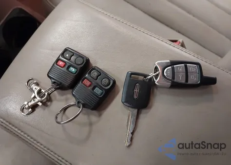 2007 Lincoln Town Car Signature из США, поврежденный, VIN 1LNHM81V47Y620308